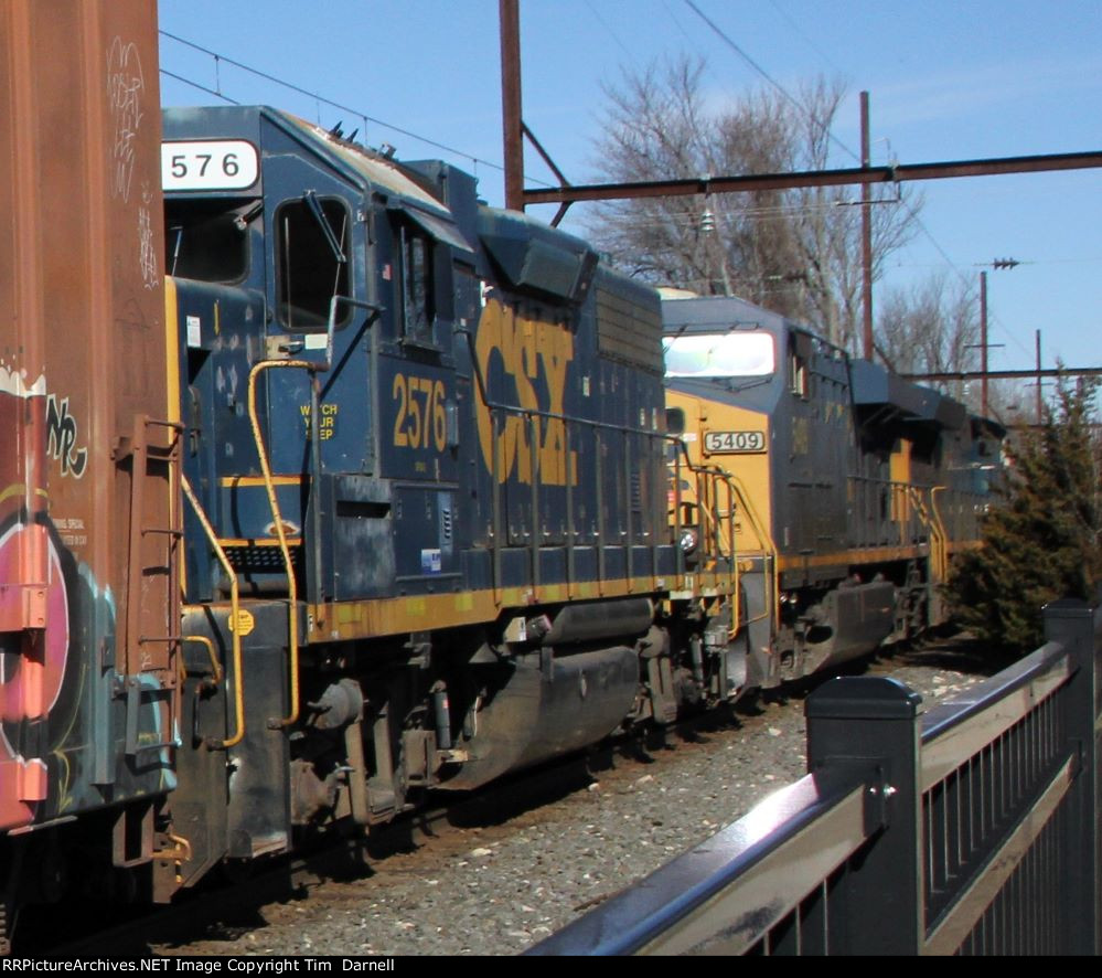 CSX 2576 on Q410